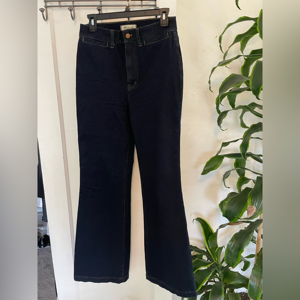 Madewell 11’ rise. Flare Jeans for Women. Dark Blue Denim. Size 27.